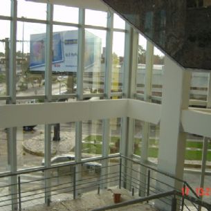 Shopping 3 Americas - Fachada Pele de Vidro - Visão Interna das colunas de fixação dos vidros