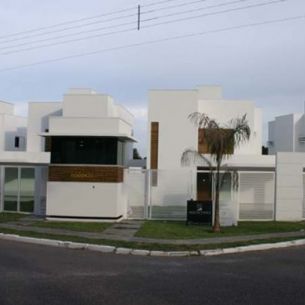 Obra residencial - condomínio fechado residencial - esquadrias em alumínio branco