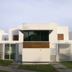 Obra residencial - condomínio fechado residencial - esquadrias em alumínio branco