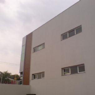 Viso lateral da fachada demonstrando esquadrias de PVC na parte lateral superior