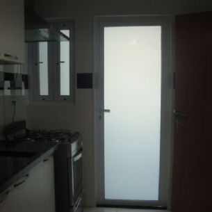 Interior Cozinha - Porta de Abrir e janela dupla basculante com vidro branco leitoso